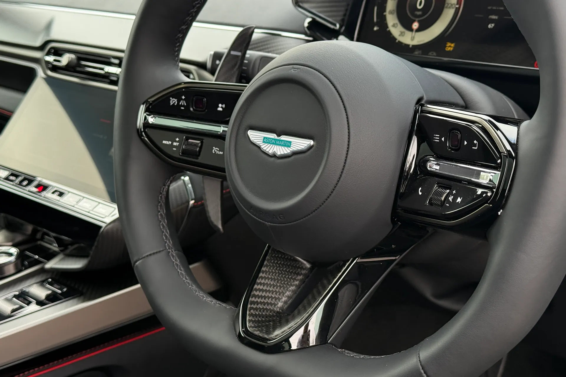 Aston Martin Vanquish thumbnail image number 34