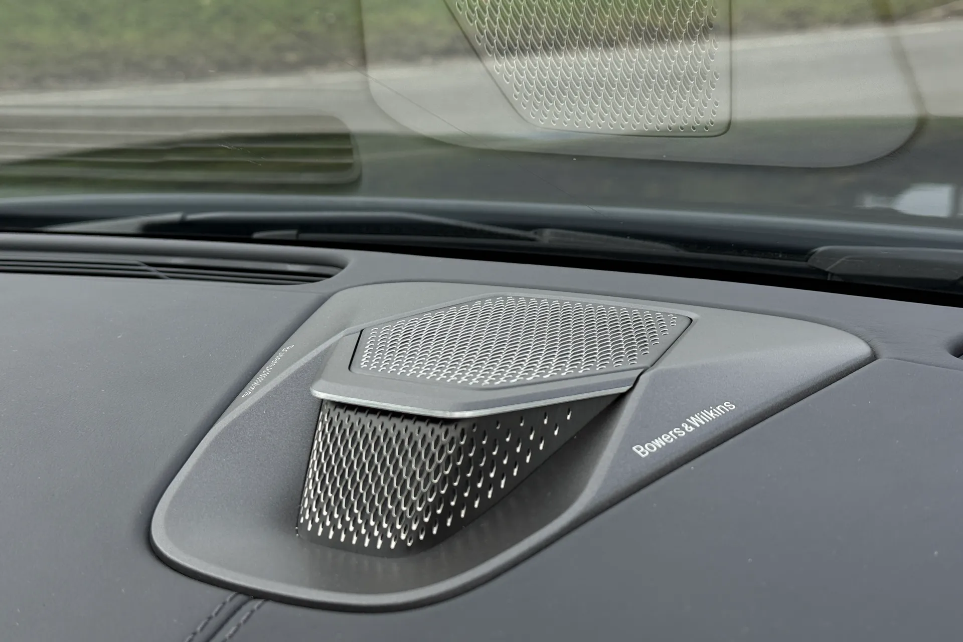 Aston Martin Vanquish thumbnail image number 22