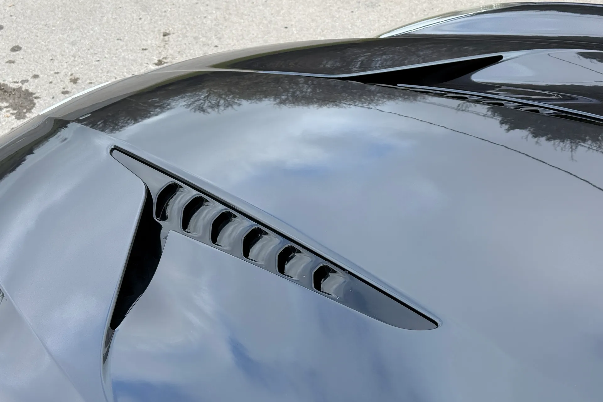 Aston Martin Vanquish thumbnail image number 40