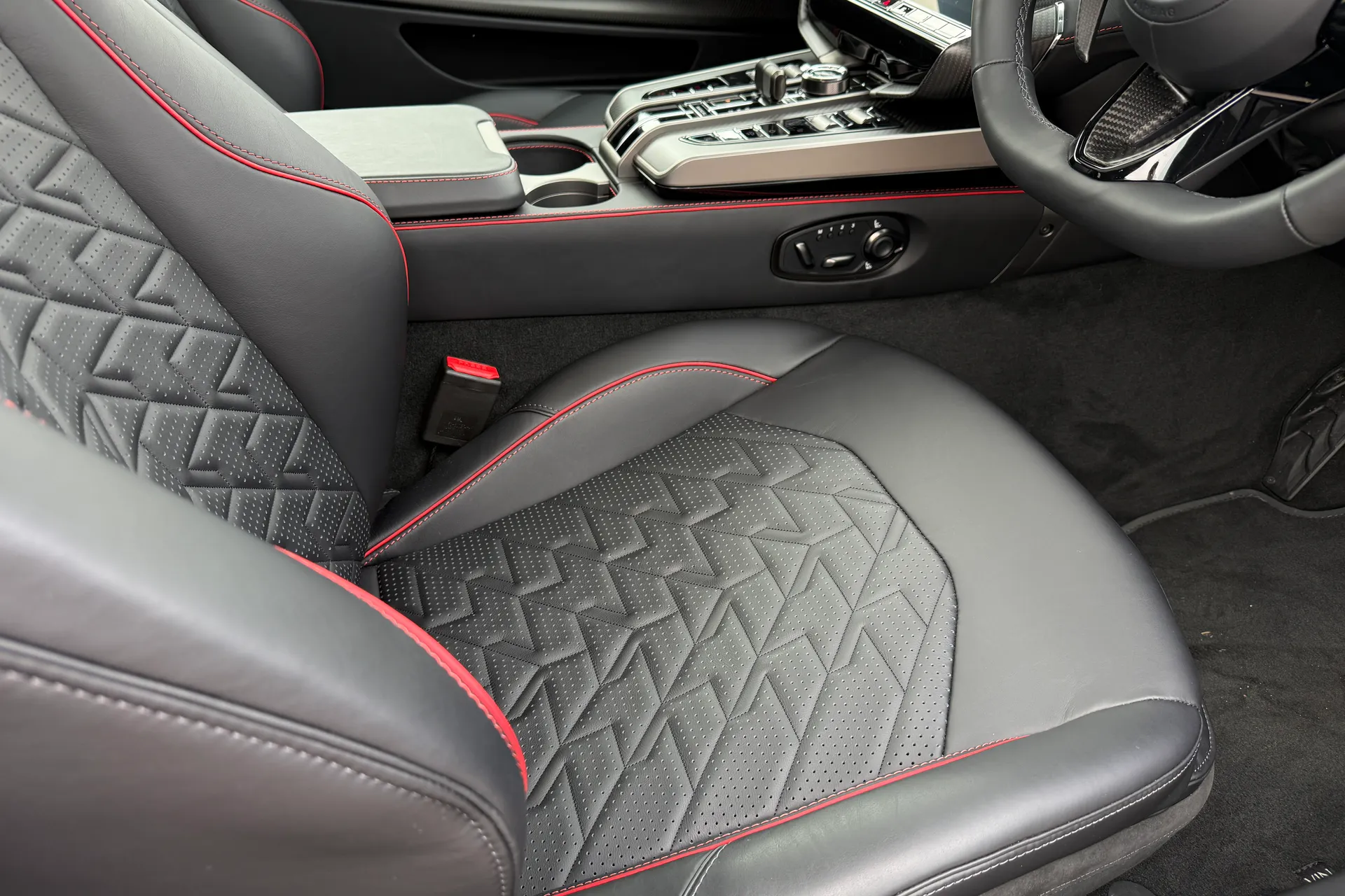 Aston Martin Vanquish thumbnail image number 33