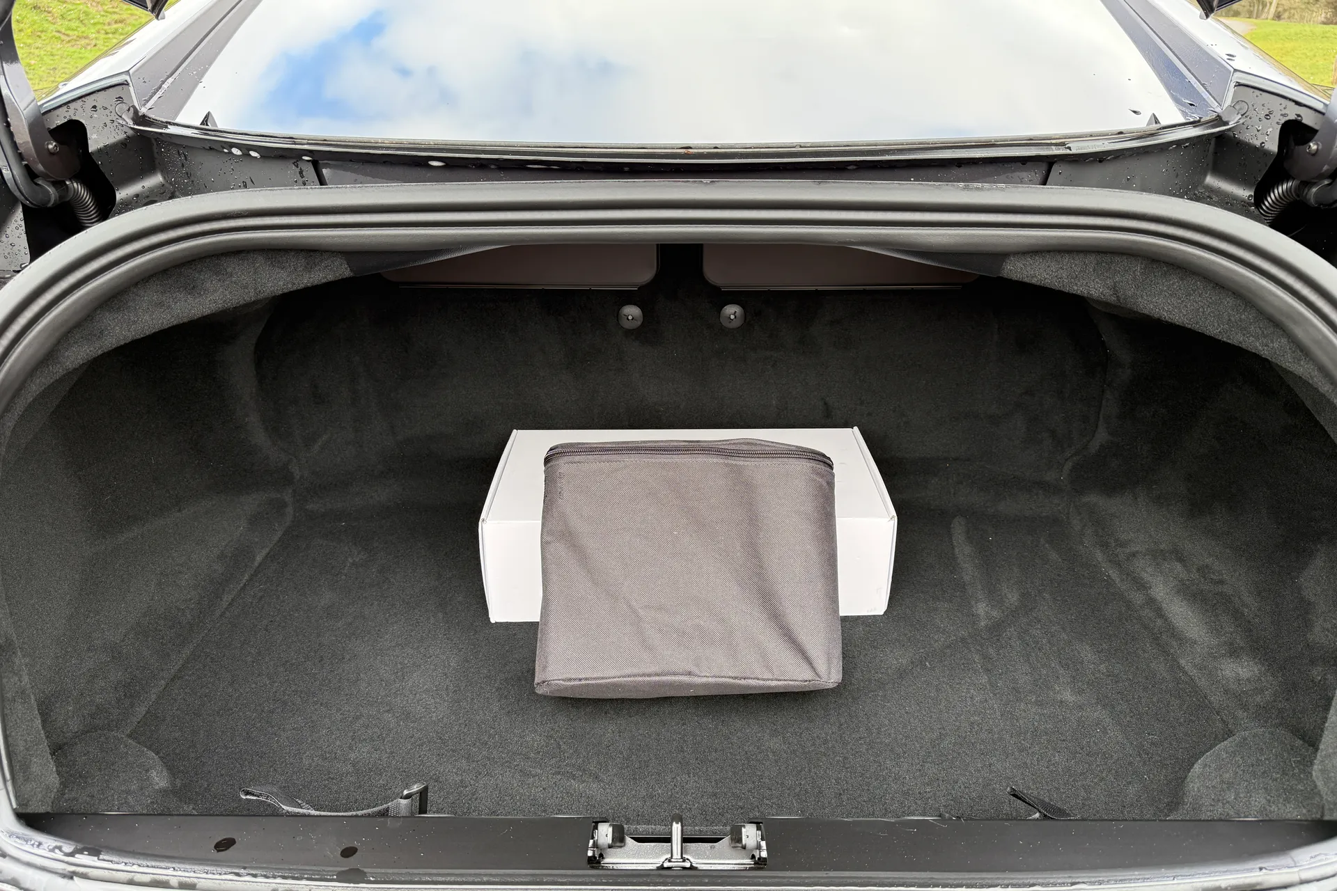 Aston Martin Vanquish thumbnail image number 41