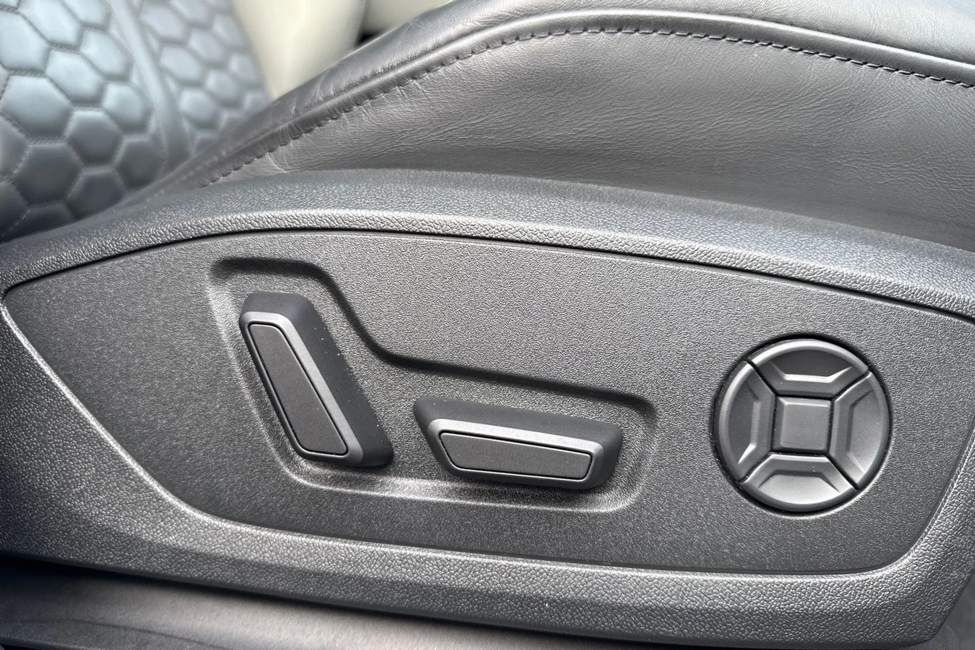 Audi RS Q3 thumbnail image number 31