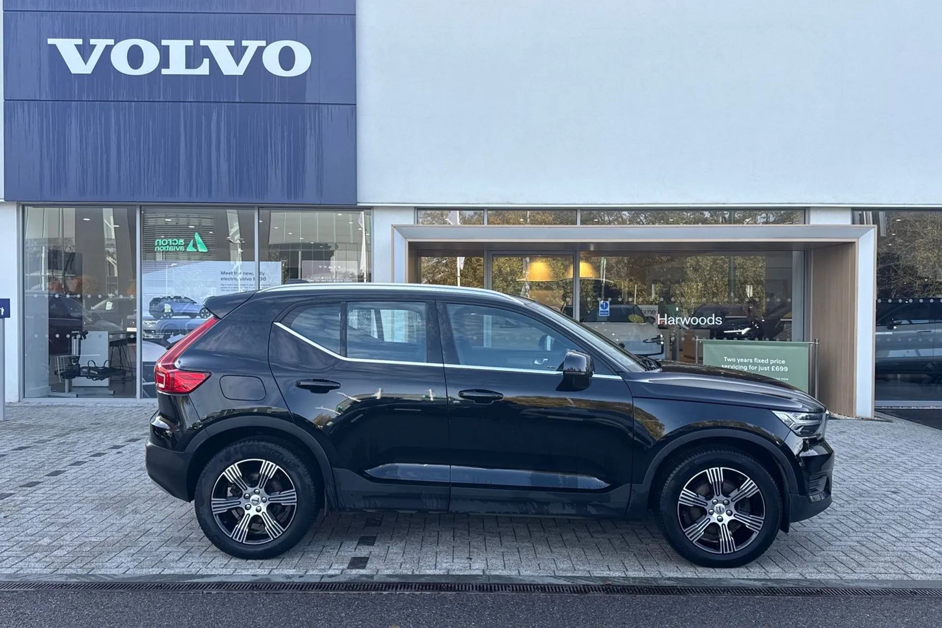 Volvo XC40 thumbnail image number 2