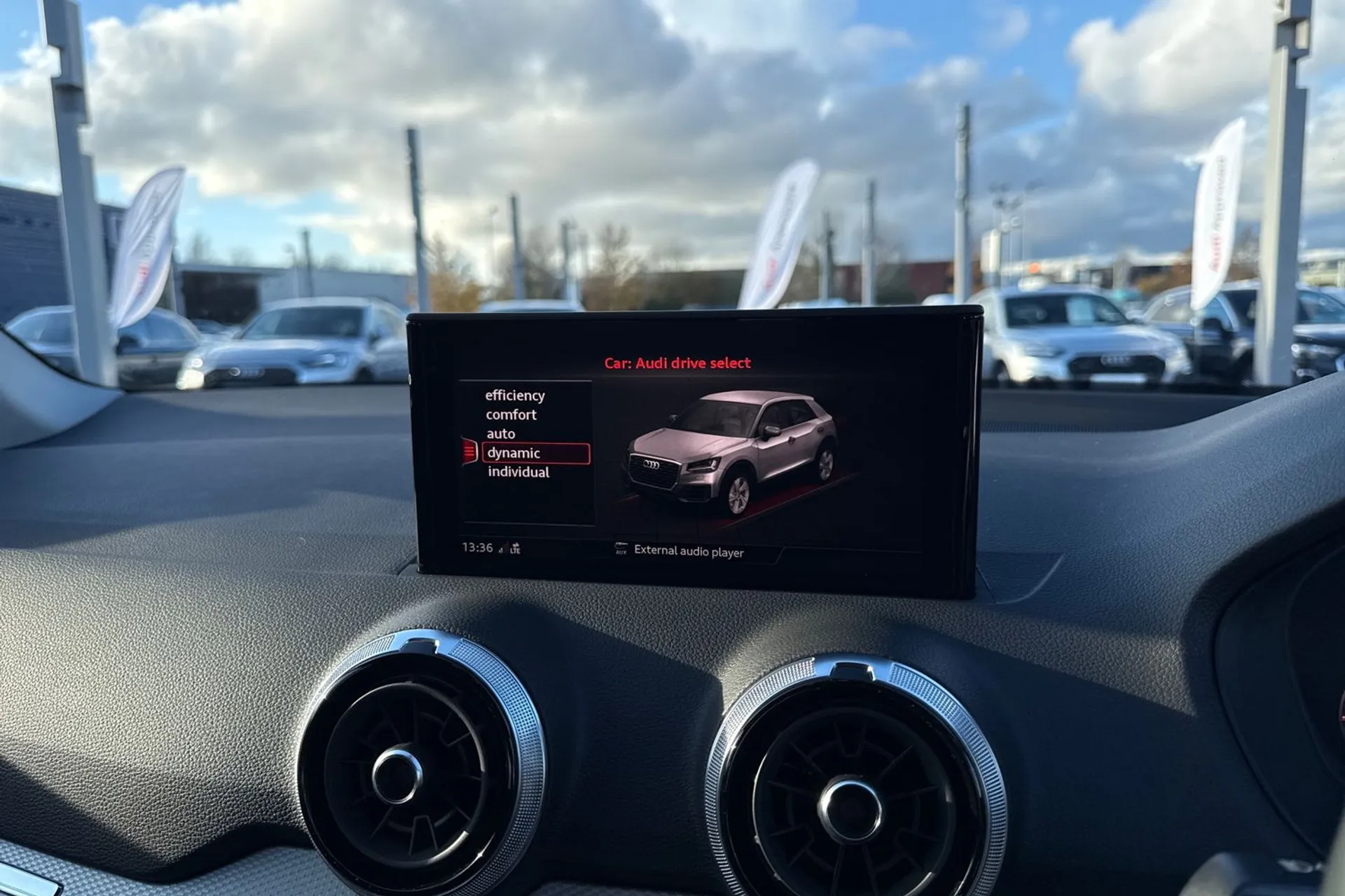 Audi Q2 thumbnail image number 36