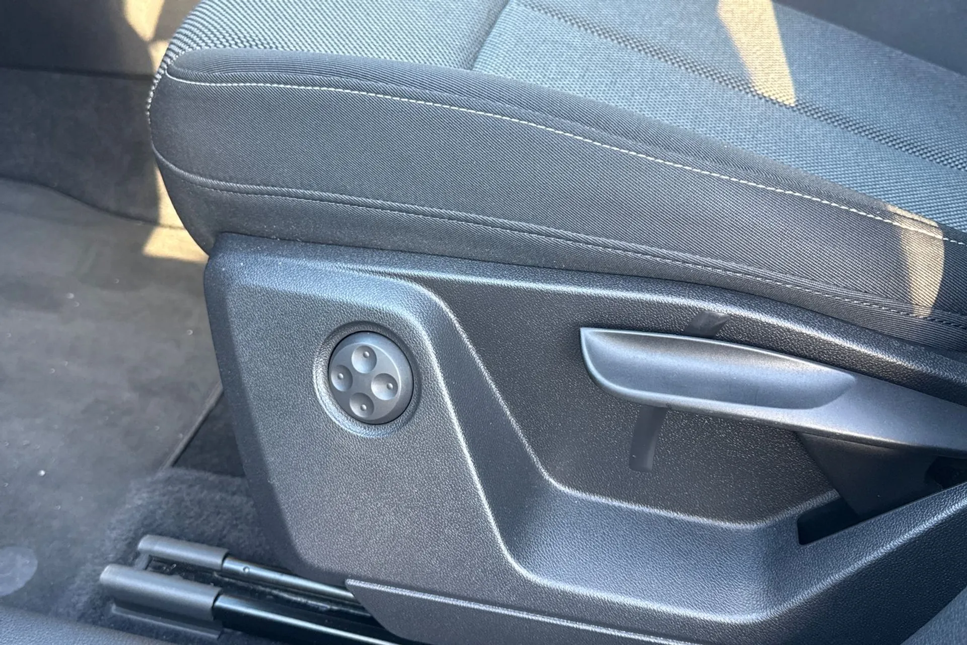 Audi Q2 thumbnail image number 38