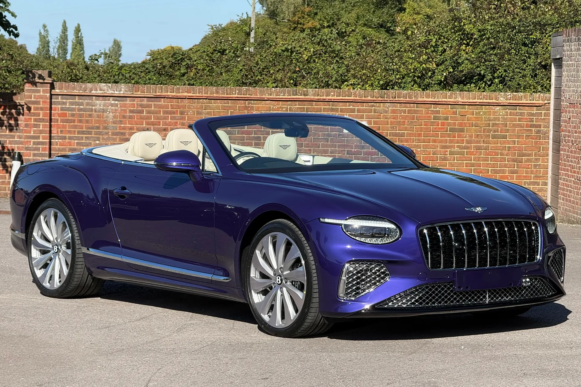 Bentley CONTINENTAL GTC focused image