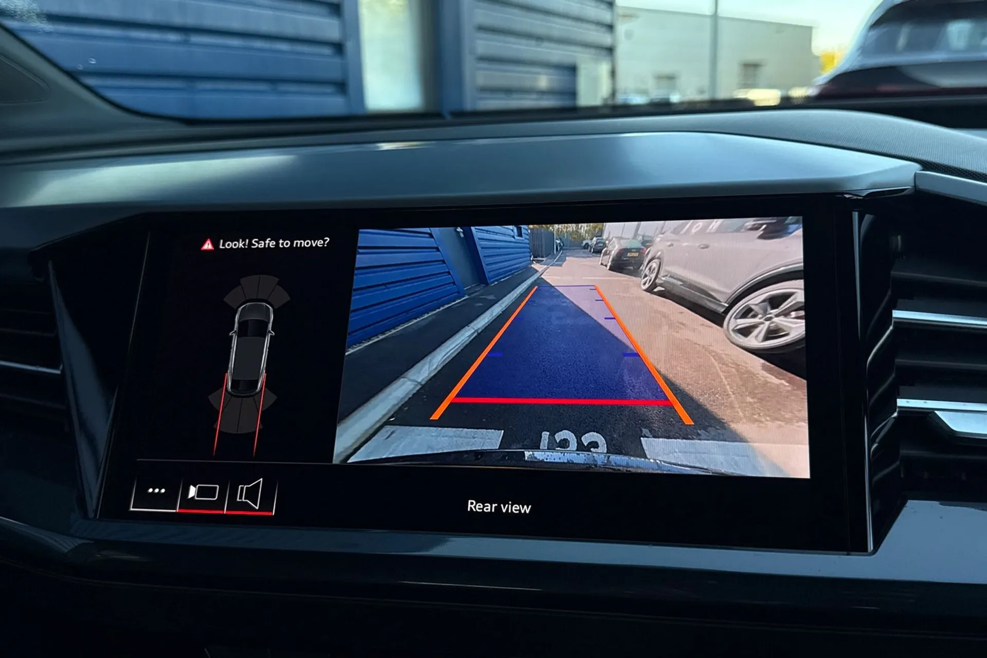 Audi Q4 thumbnail image number 5