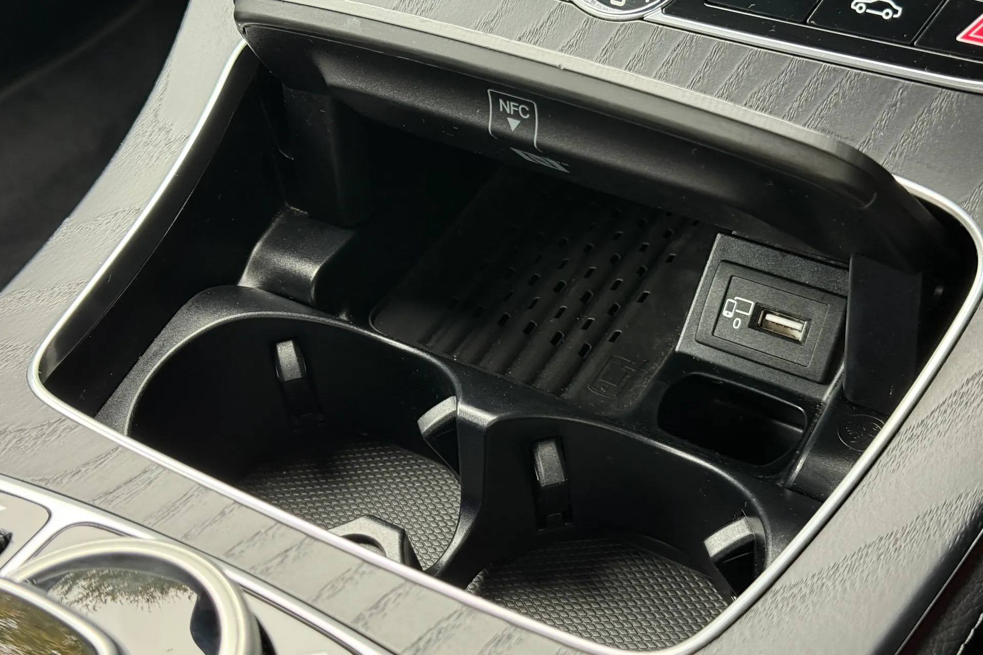 MERCEDES-BENZ E CLASS thumbnail image number 32