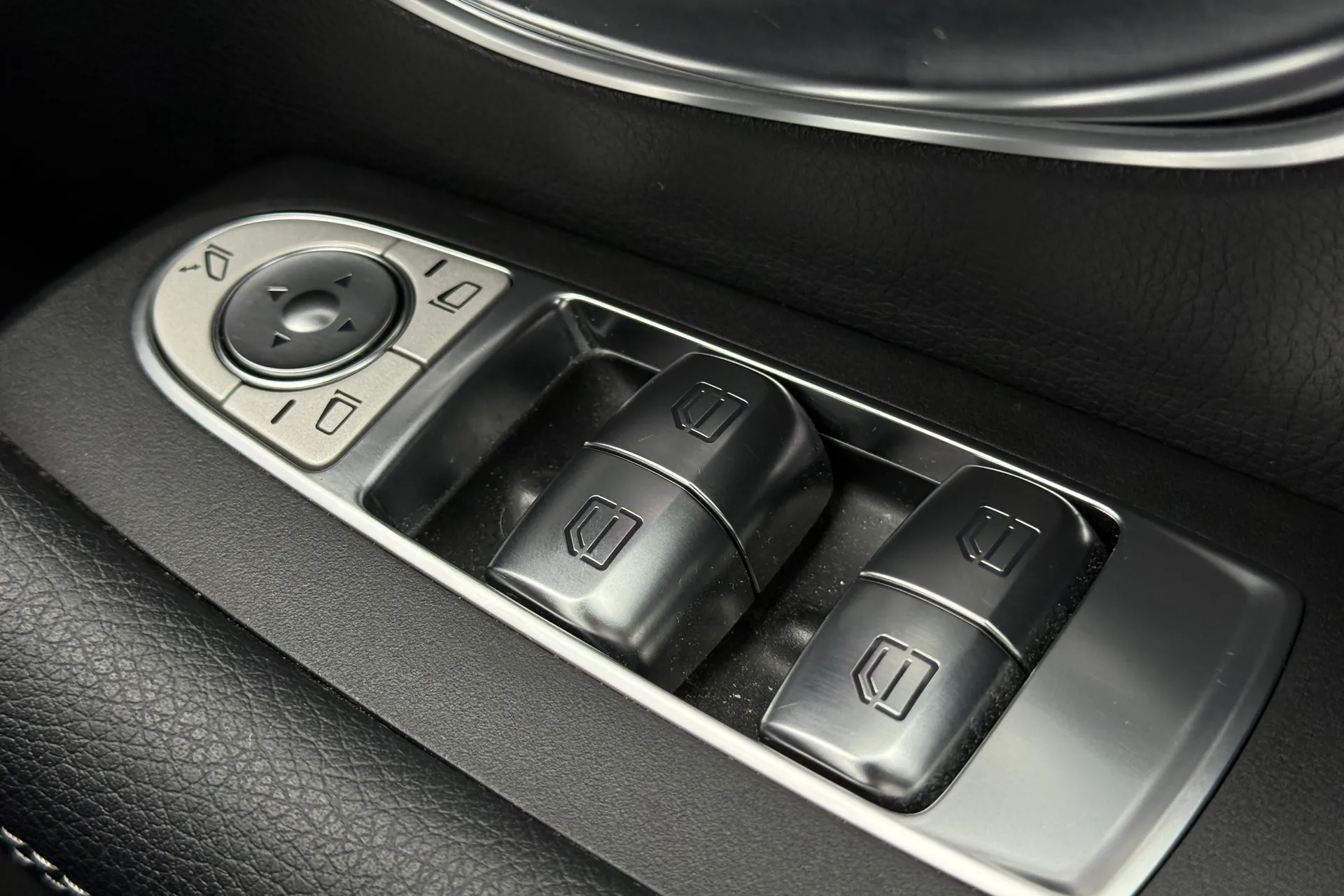 MERCEDES-BENZ E CLASS thumbnail image number 30