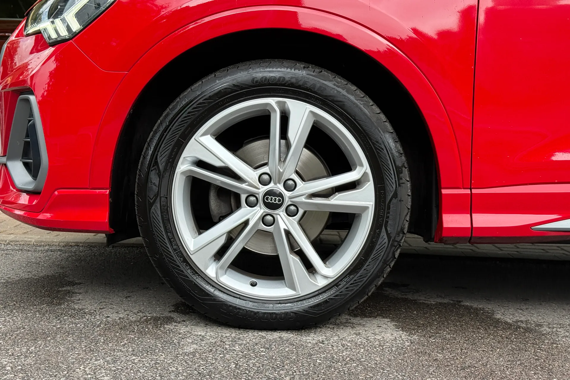 Audi Q3 thumbnail image number 10