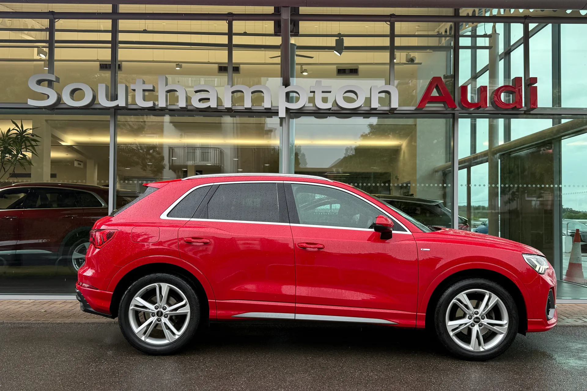 Audi Q3 thumbnail image number 2