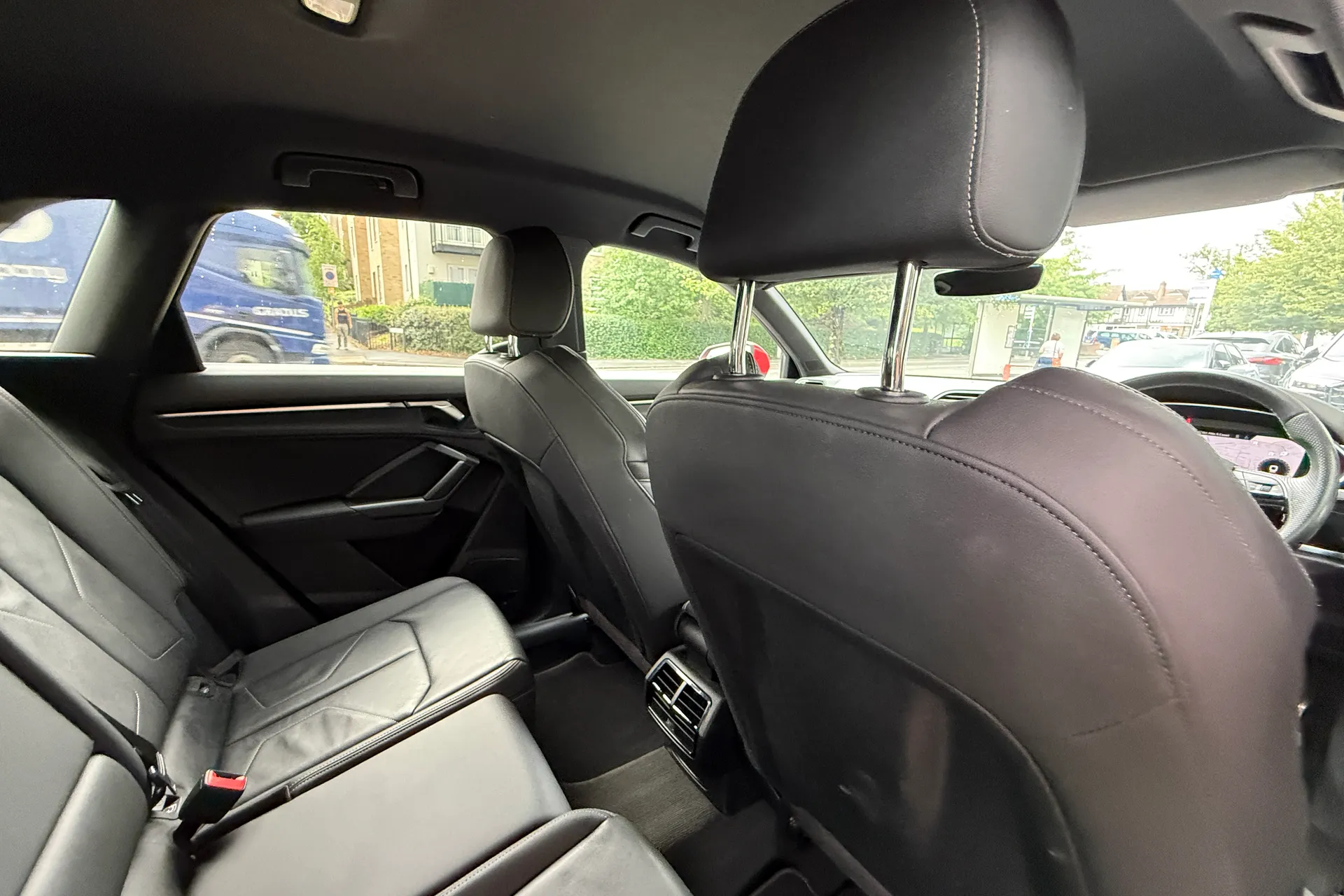 Audi Q3 thumbnail image number 17