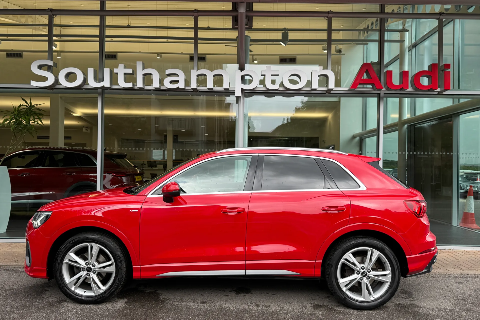 Audi Q3 thumbnail image number 28