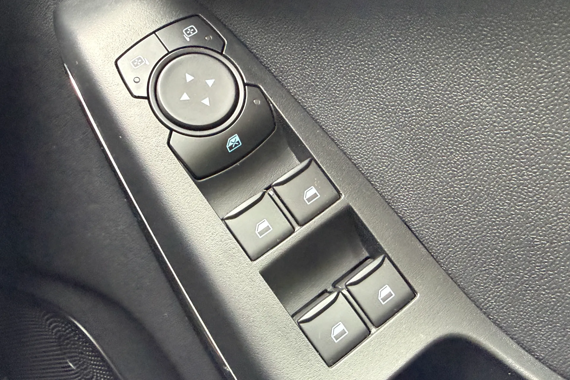 FORD FIESTA TITANIUM TURBO MHE thumbnail image number 19