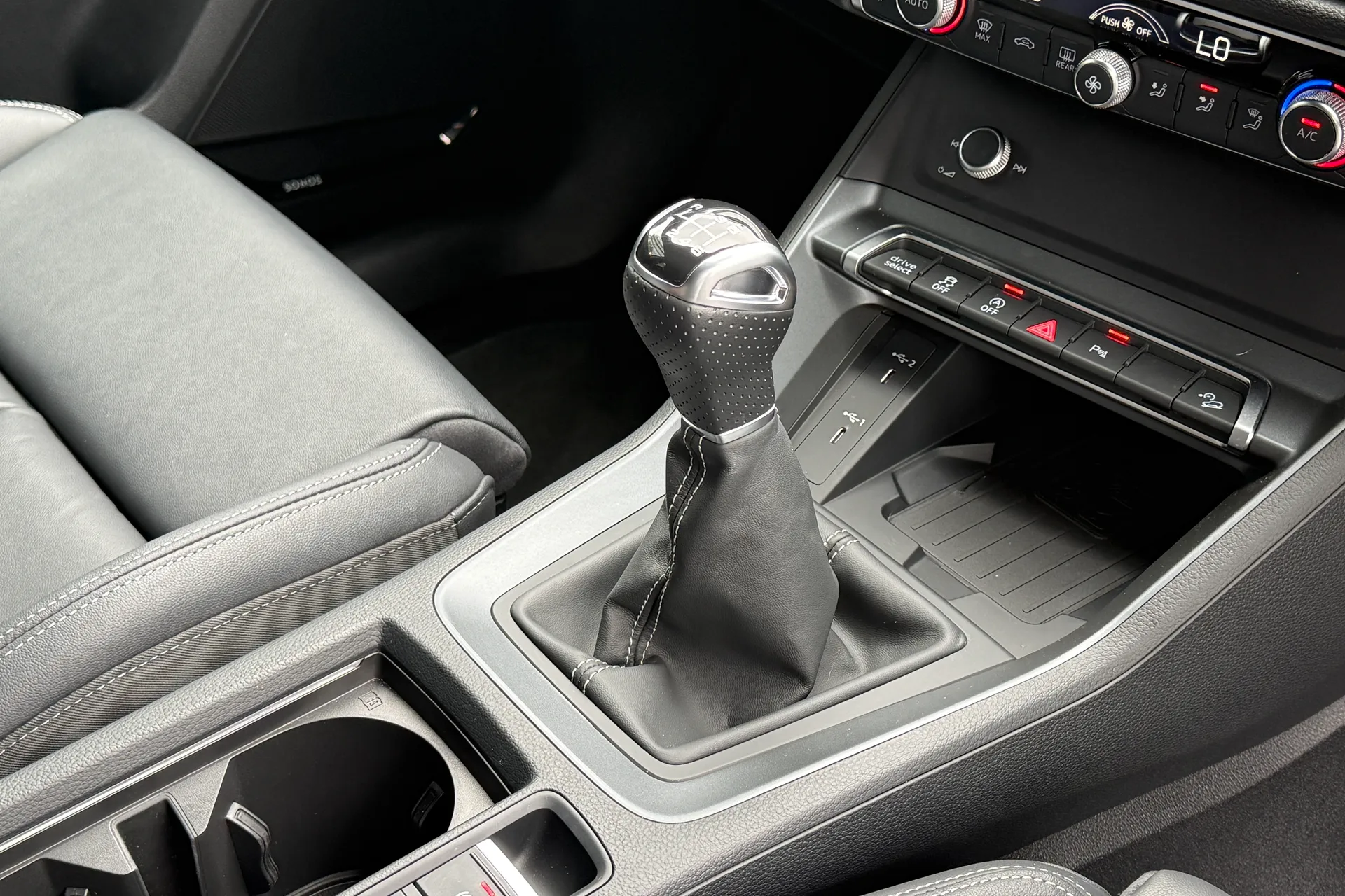 Audi Q3 thumbnail image number 14