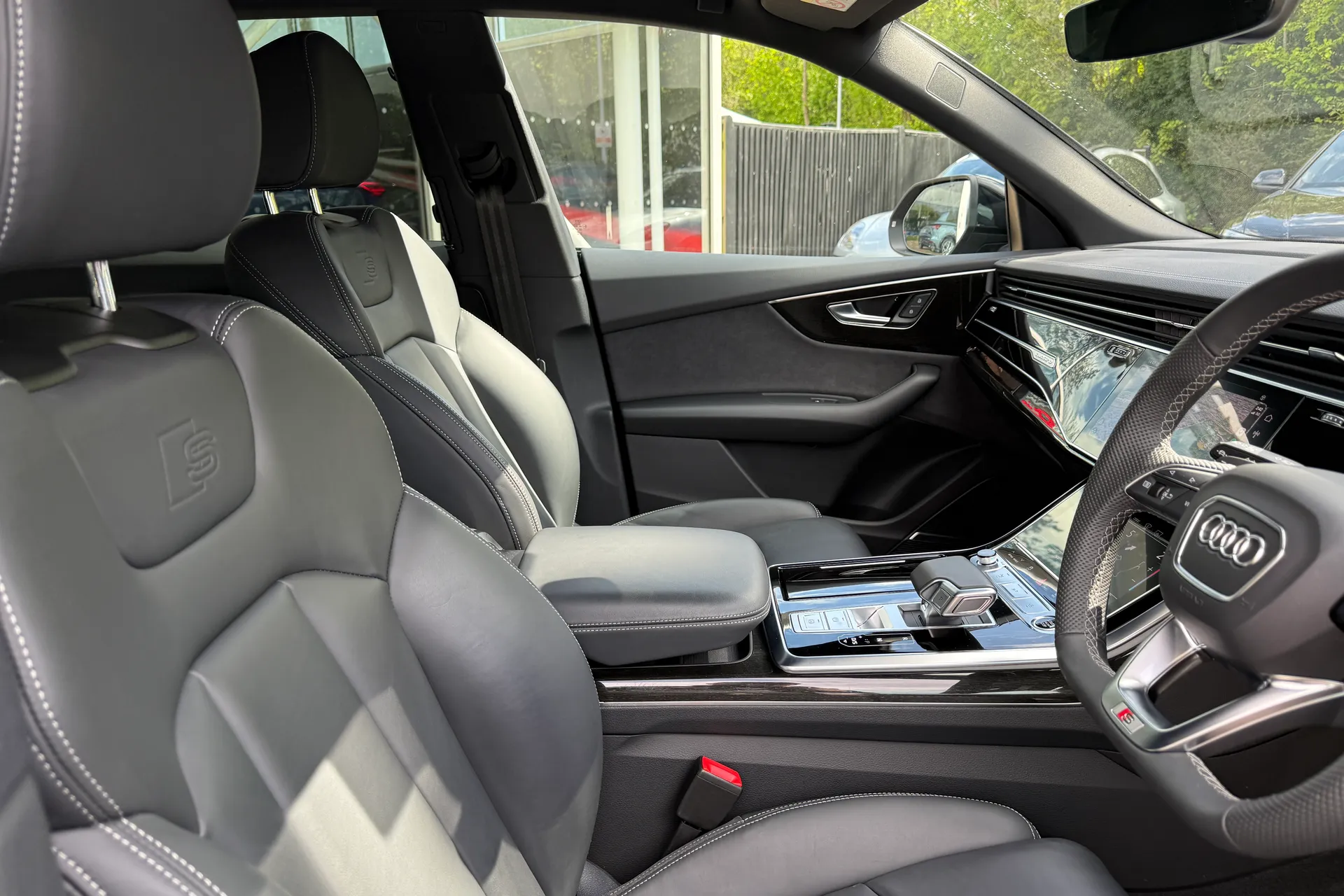 Audi Q8 thumbnail image number 30