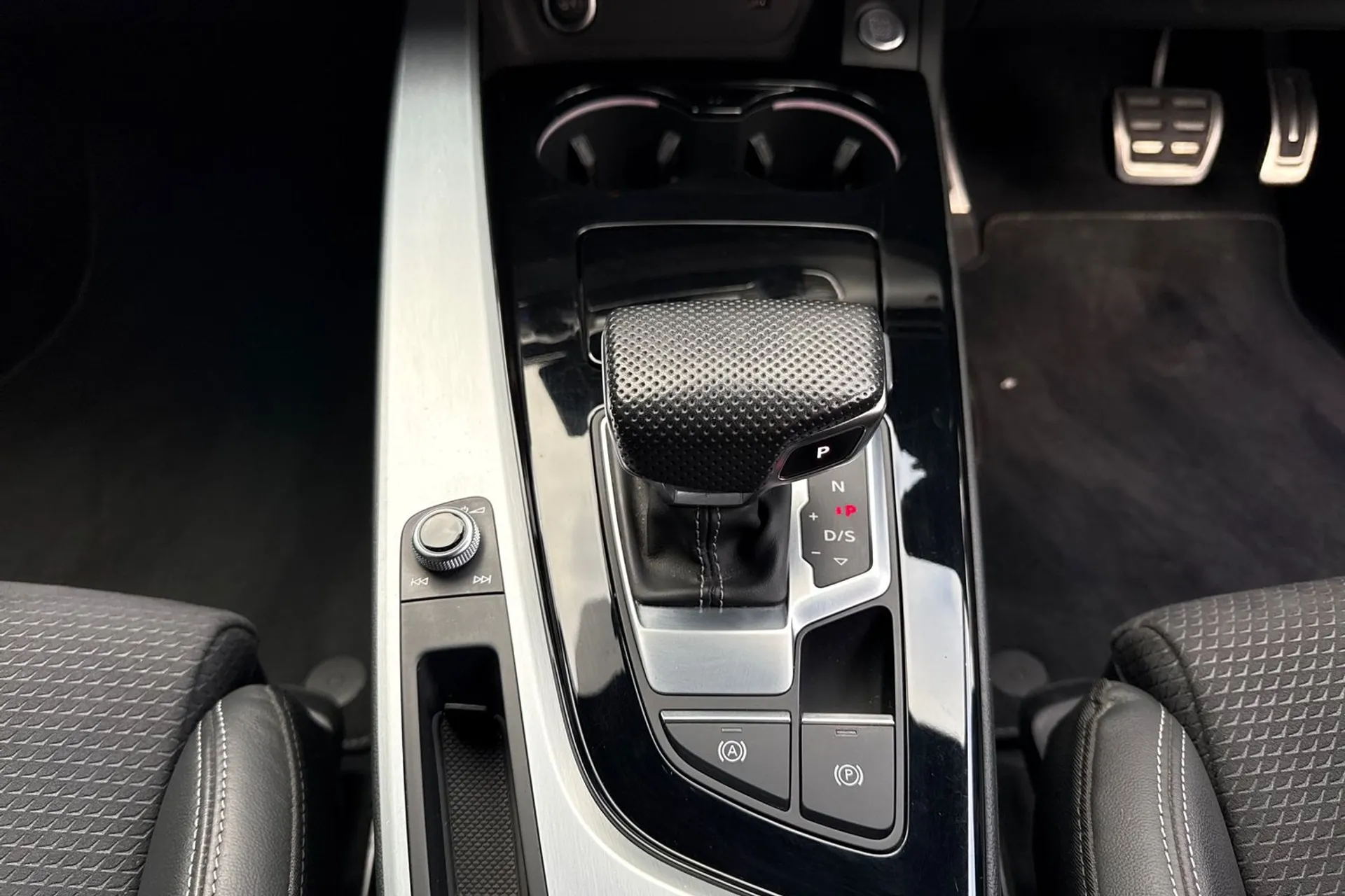 Audi A4 thumbnail image number 41