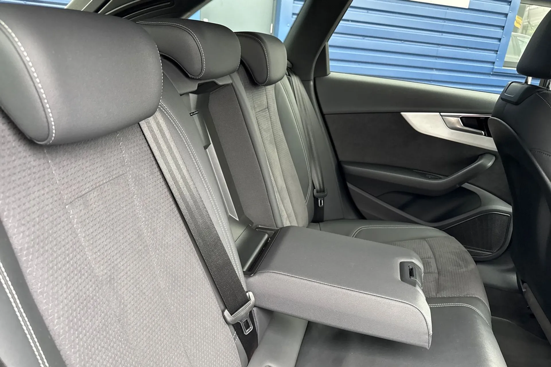 Audi A4 thumbnail image number 21