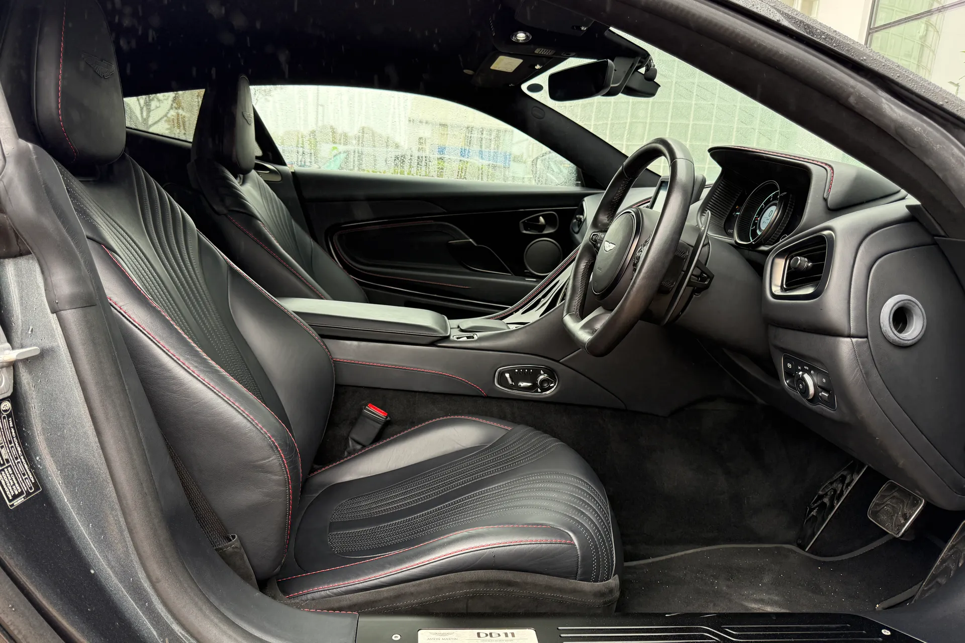 Aston Martin DB11 thumbnail image number 19