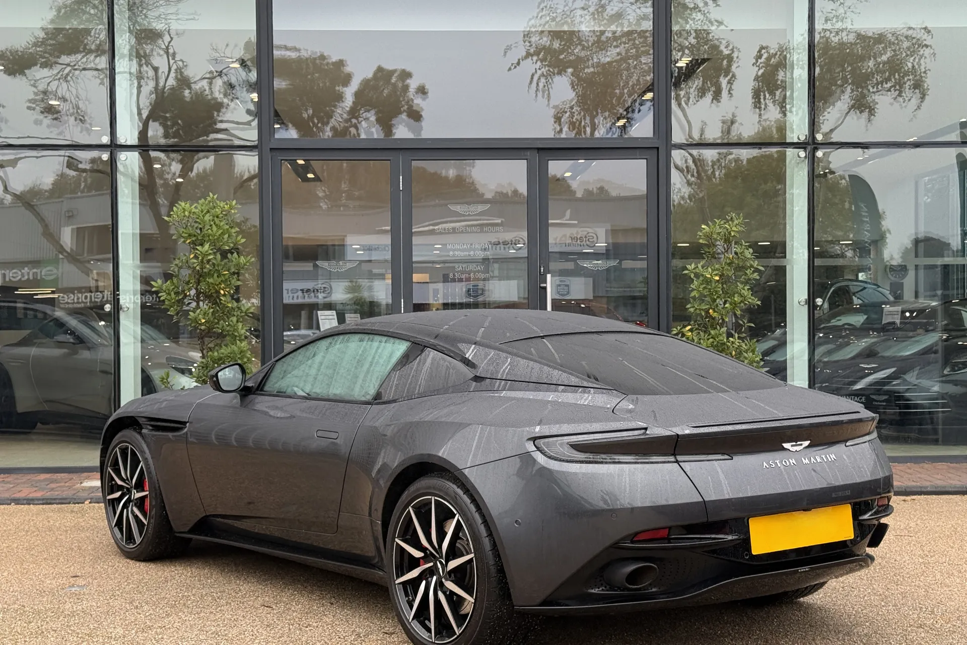Aston Martin DB11 thumbnail image number 14