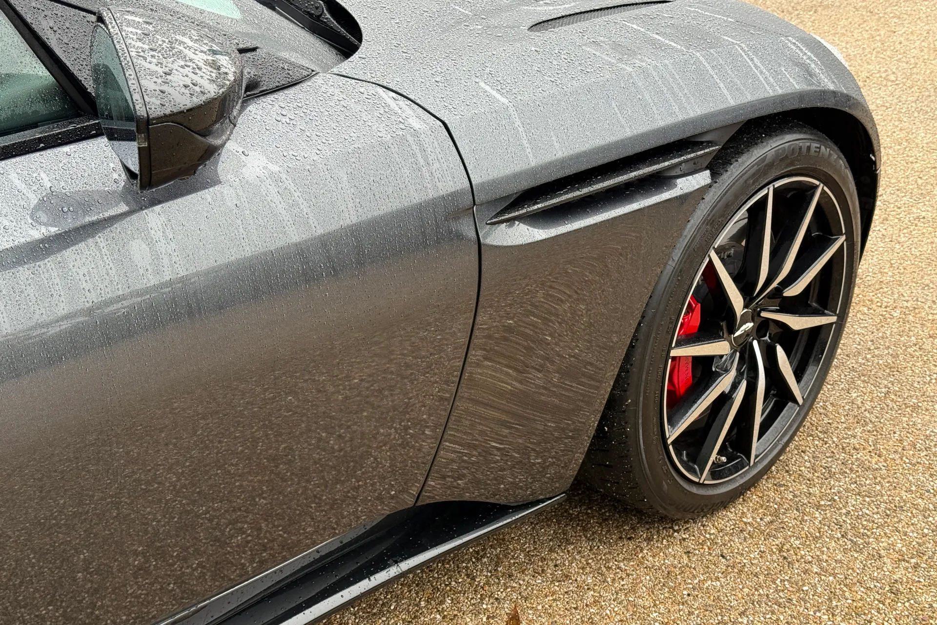 Aston Martin DB11 thumbnail image number 9