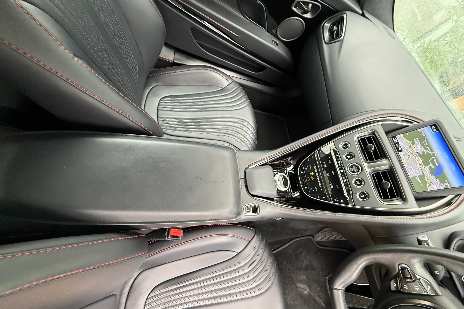 Aston Martin DB11 thumbnail image number 46