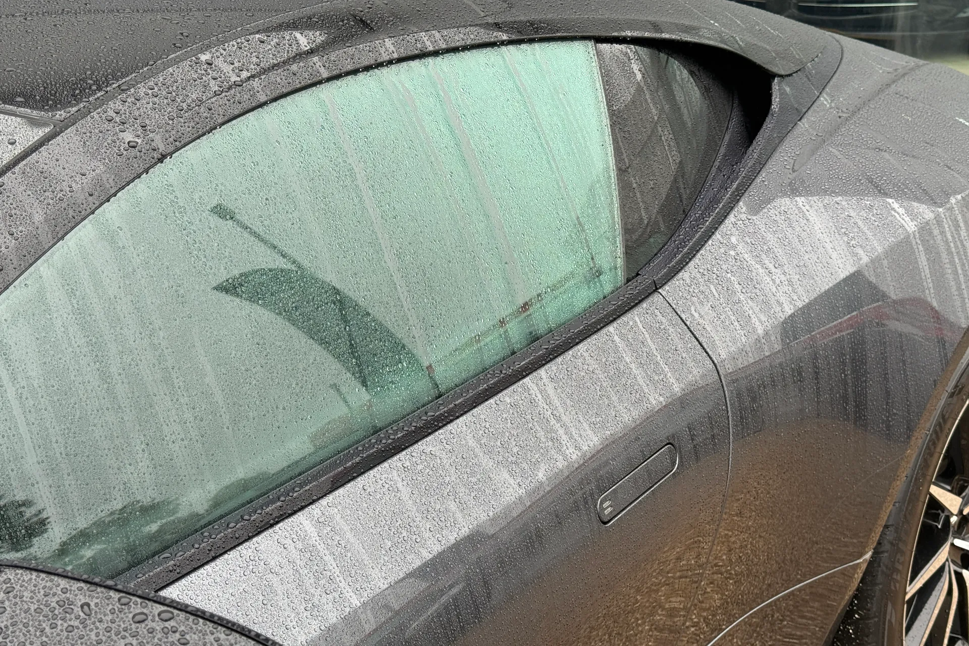 Aston Martin DB11 thumbnail image number 10