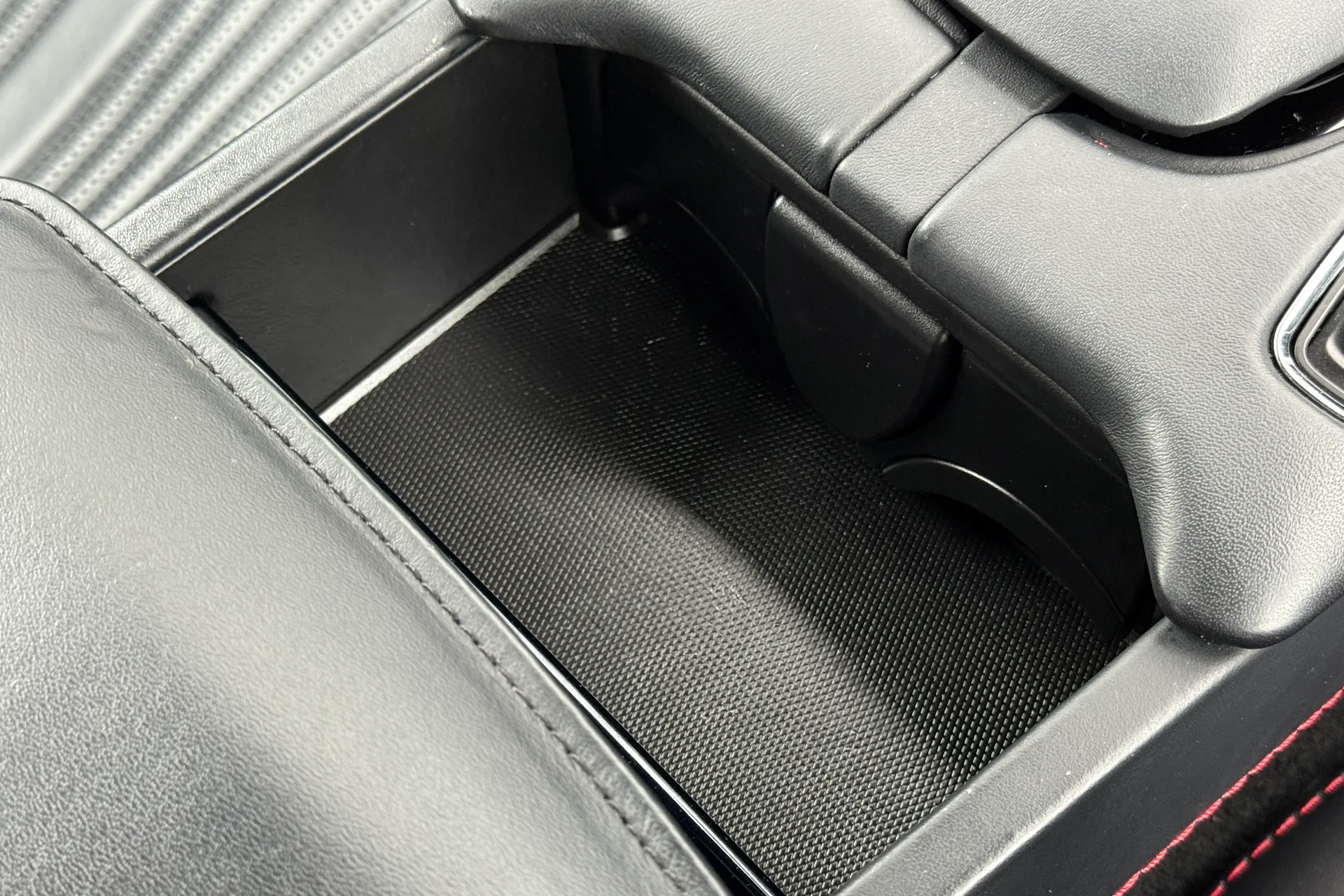 Aston Martin DB11 thumbnail image number 34