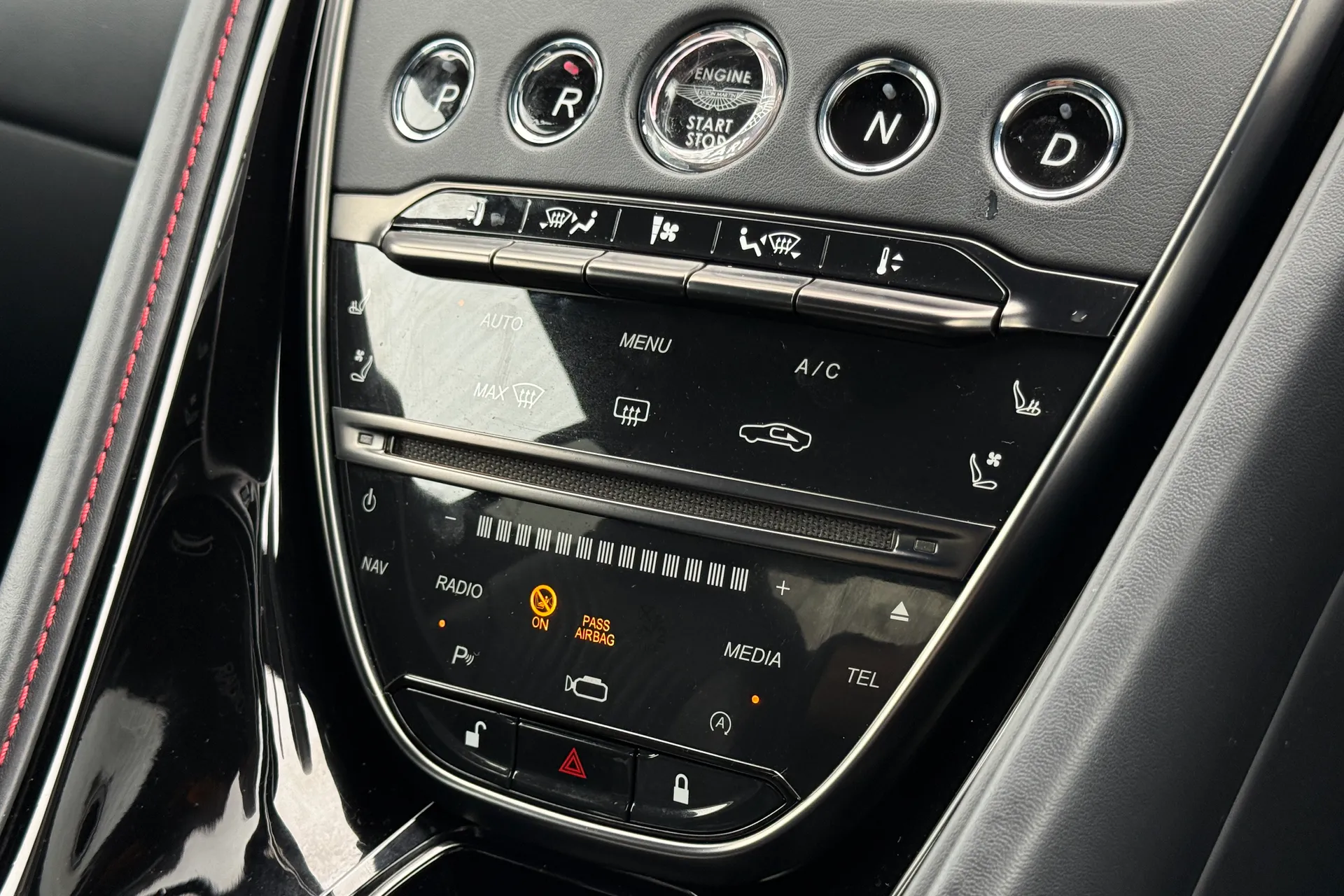 Aston Martin DB11 thumbnail image number 33