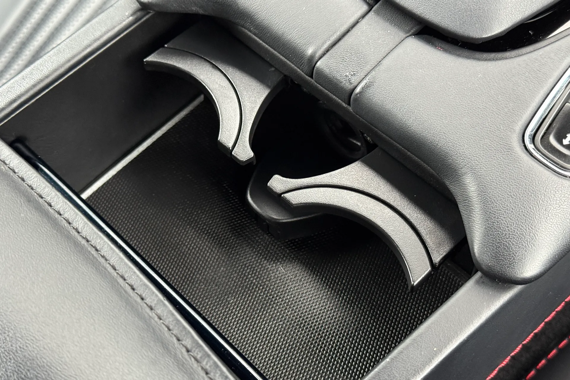 Aston Martin DB11 thumbnail image number 35