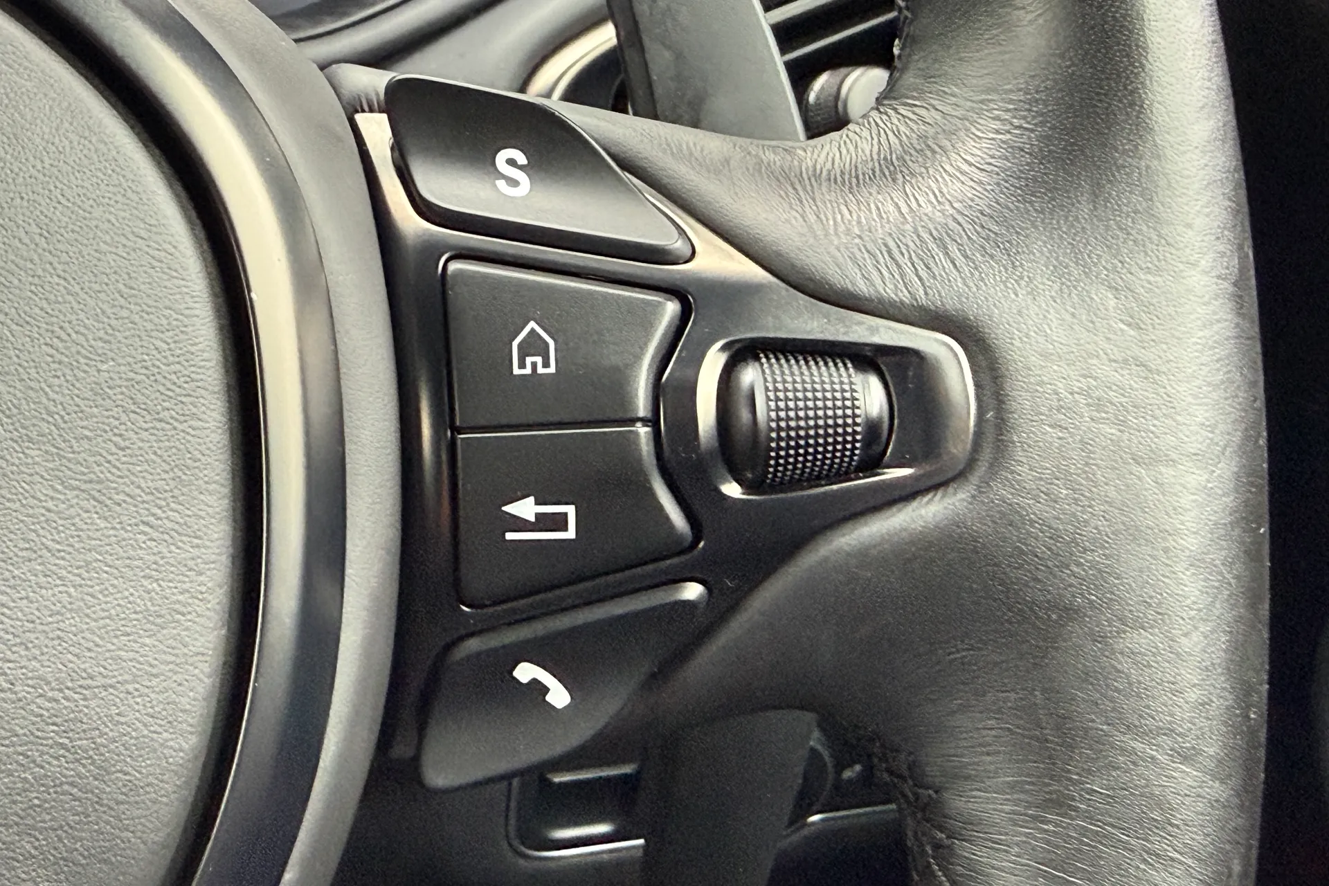 Aston Martin DB11 thumbnail image number 37