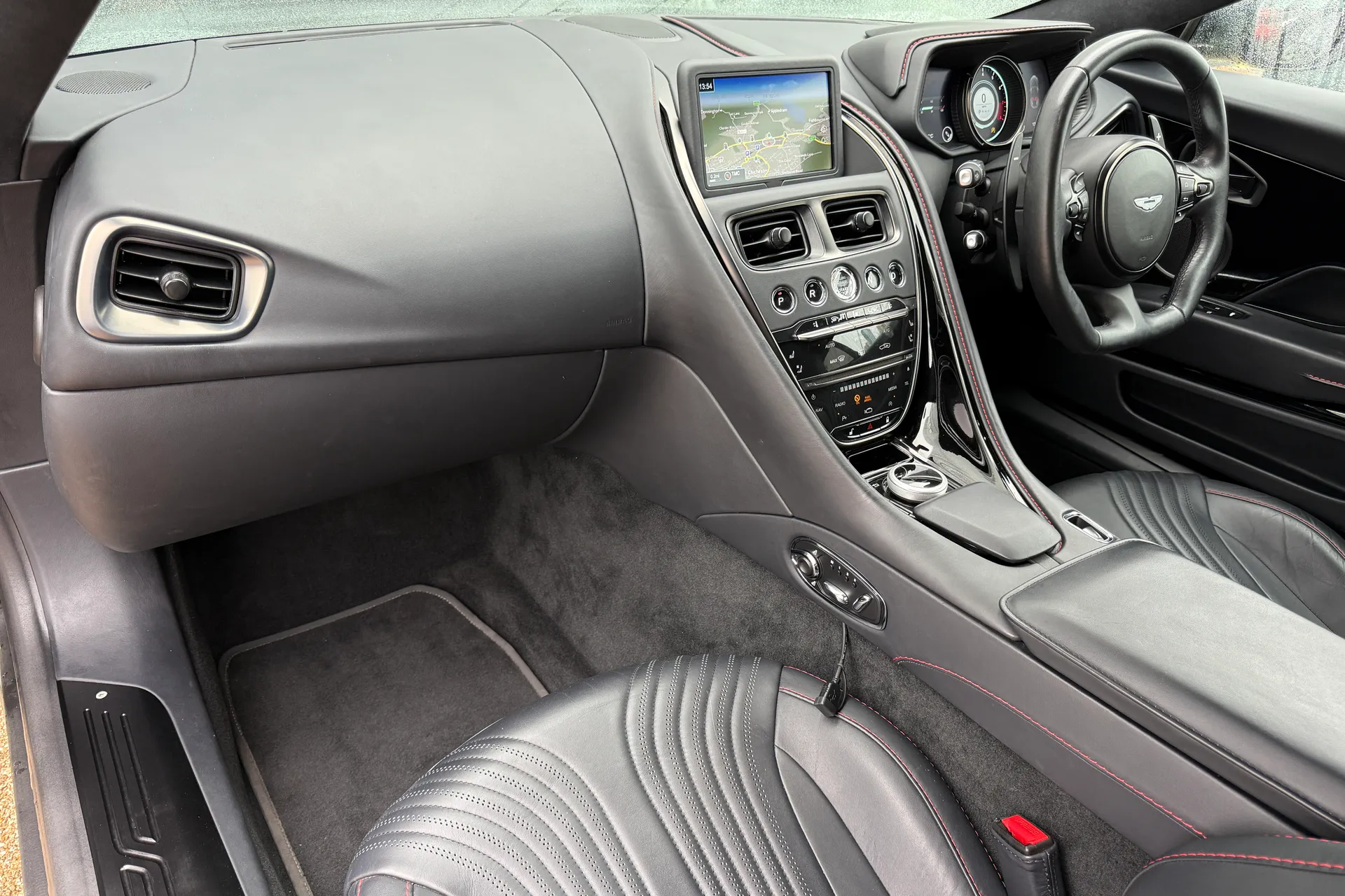 Aston Martin DB11 thumbnail image number 25