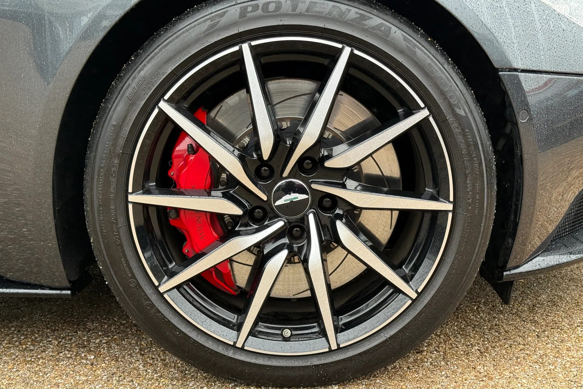 Aston Martin DB11 thumbnail image number 4