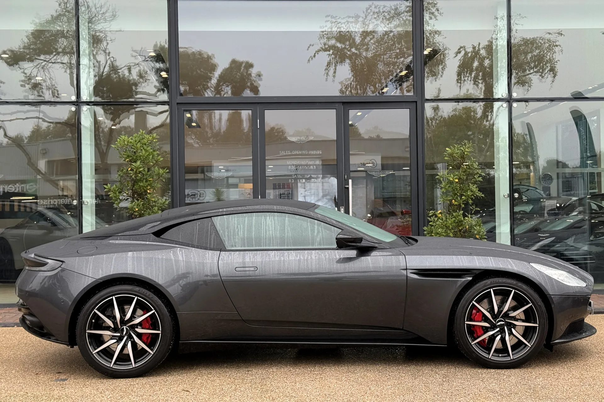 Aston Martin DB11 thumbnail image number 2