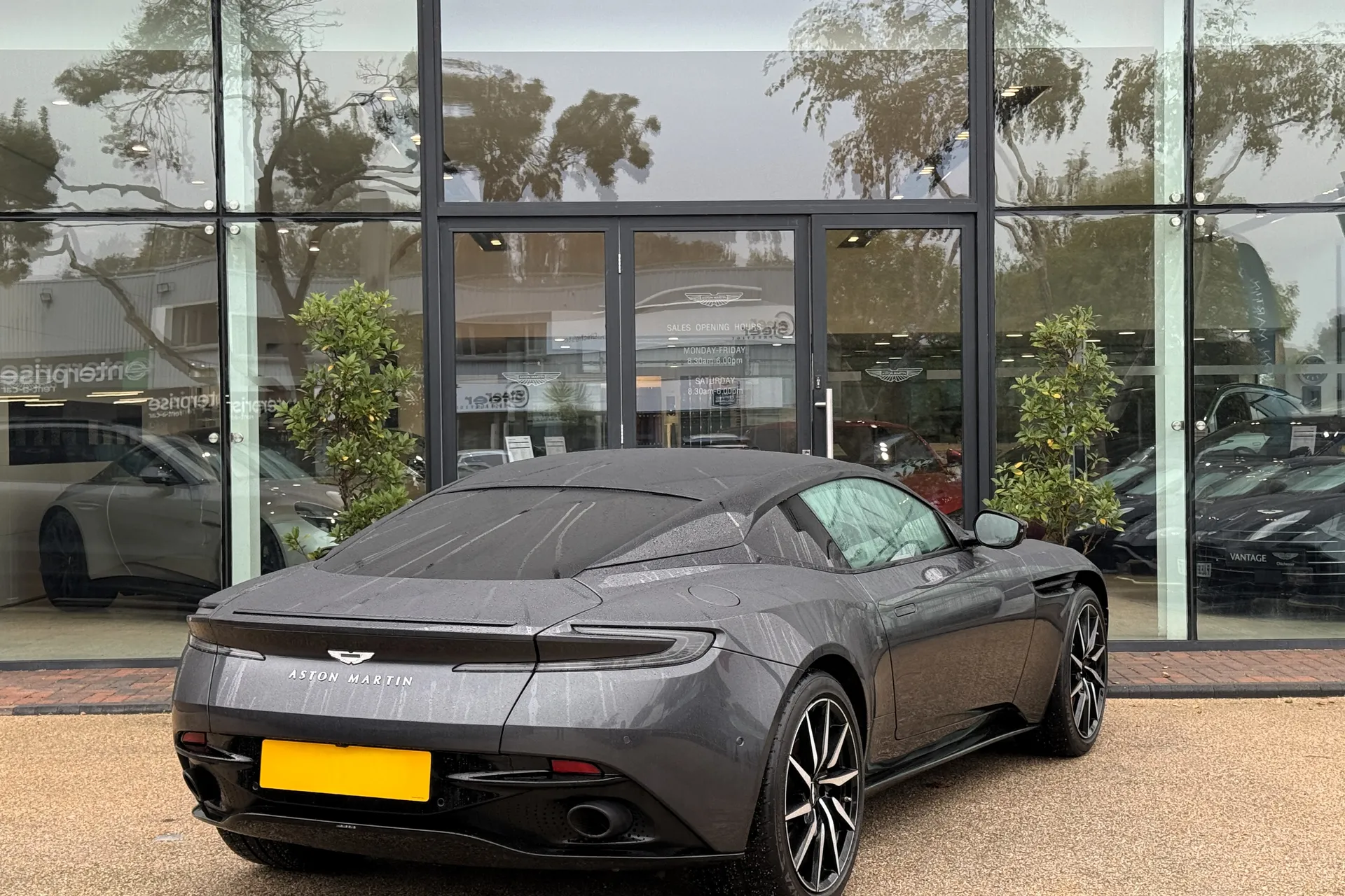 Aston Martin DB11 thumbnail image number 16