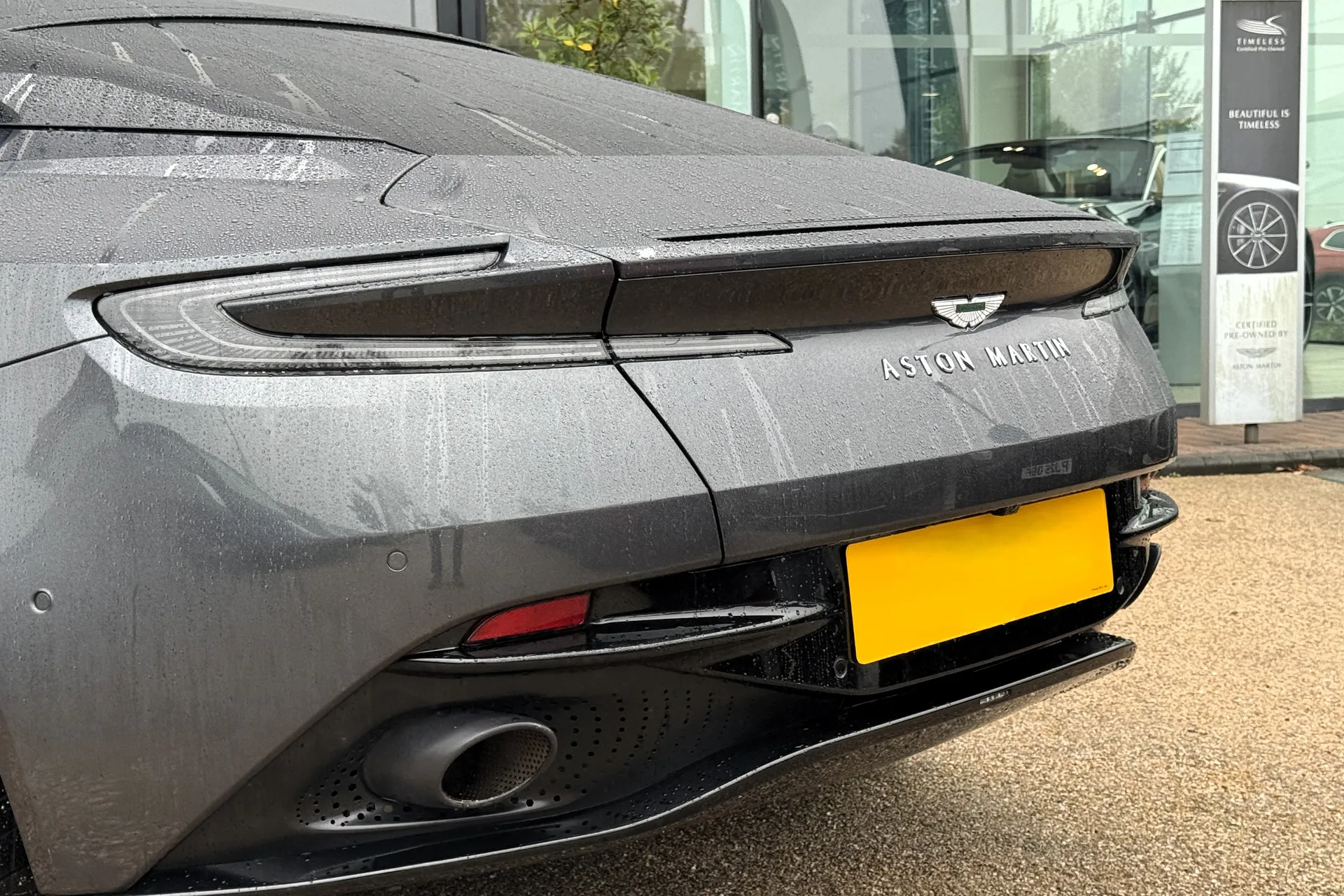 Aston Martin DB11 thumbnail image number 11