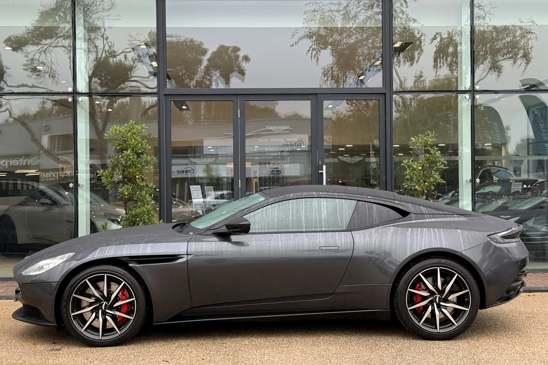Aston Martin DB11 thumbnail image number 49