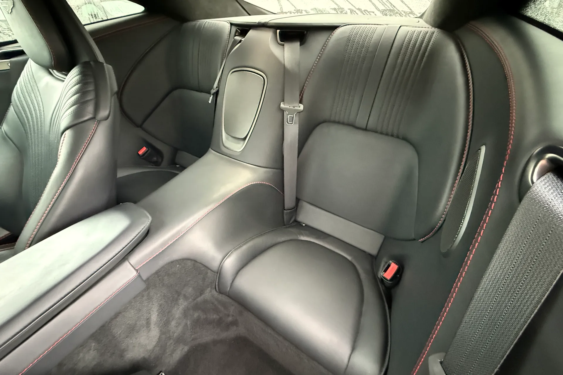 Aston Martin DB11 thumbnail image number 30