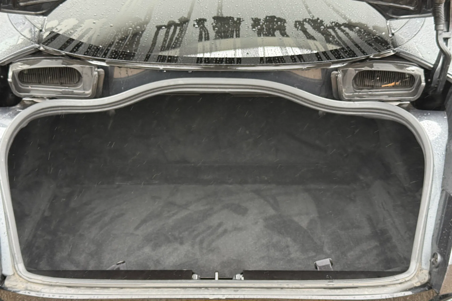 Aston Martin DB11 thumbnail image number 17