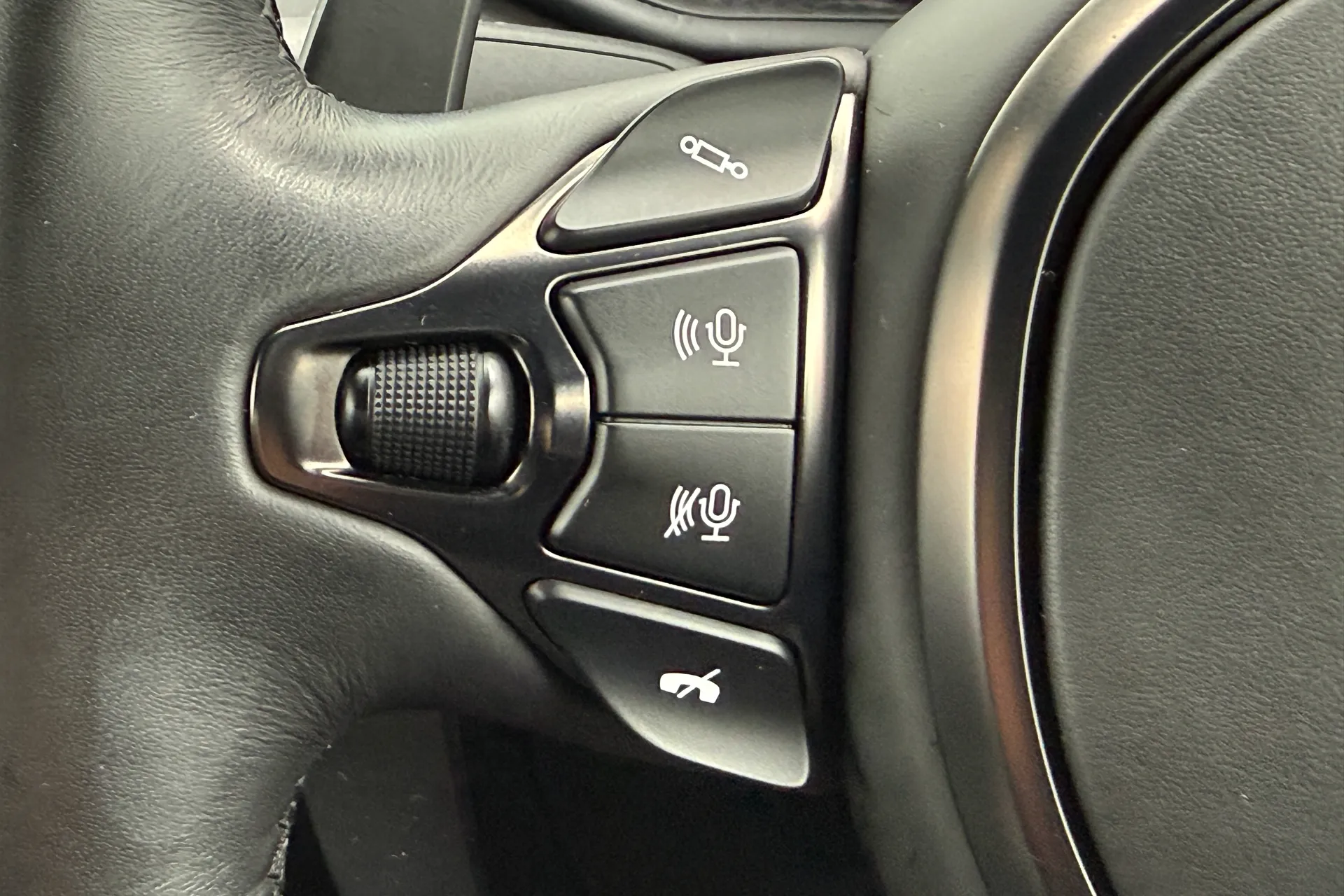 Aston Martin DB11 thumbnail image number 36