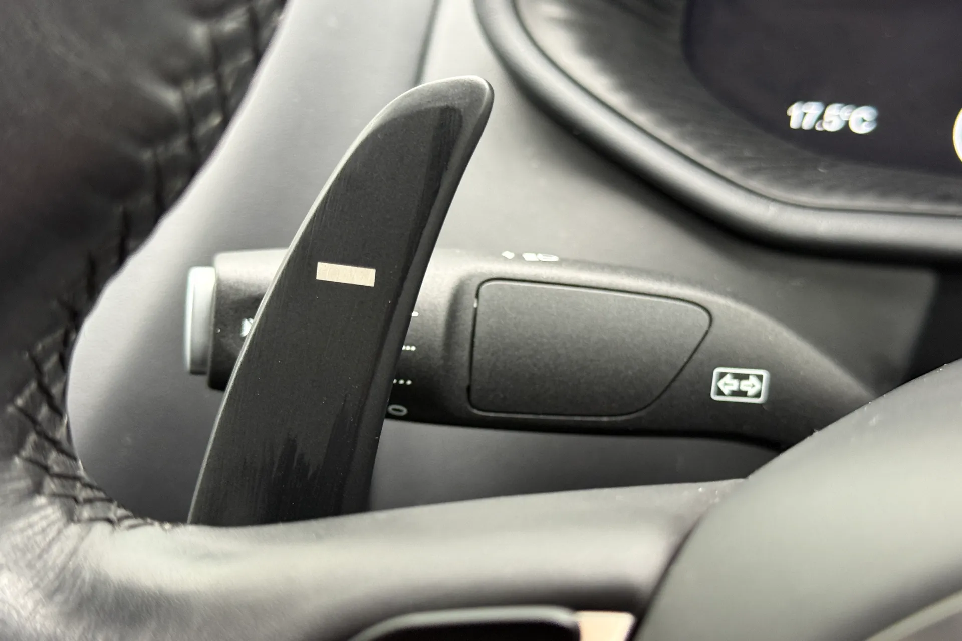 Aston Martin DB11 thumbnail image number 38