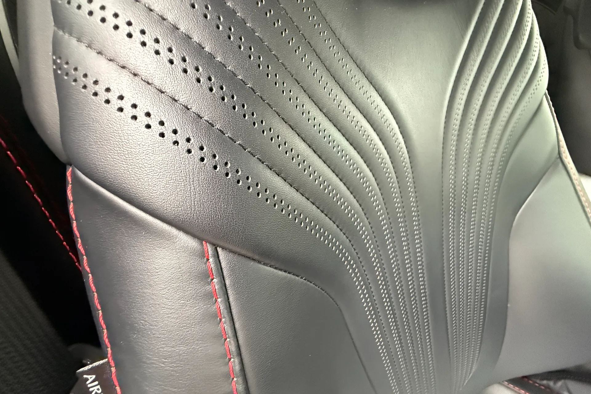 Aston Martin DB11 thumbnail image number 45