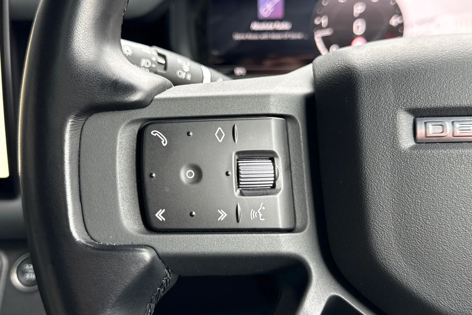 LAND ROVER DEFENDER thumbnail image number 32