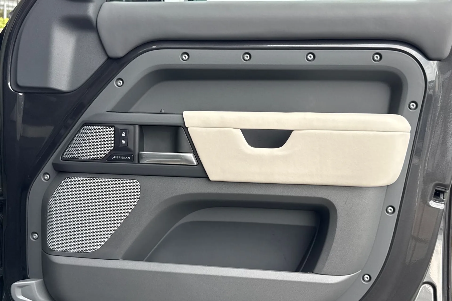 LAND ROVER DEFENDER thumbnail image number 19