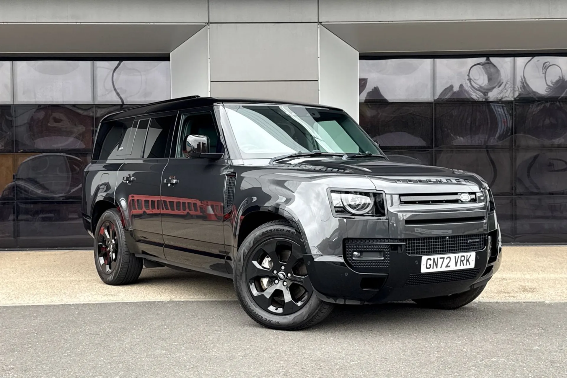 LAND ROVER DEFENDER focused image