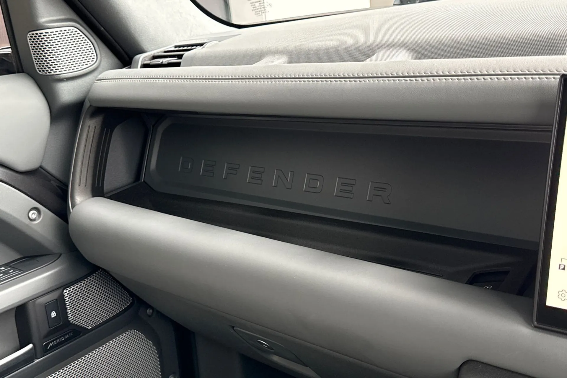 LAND ROVER DEFENDER thumbnail image number 31