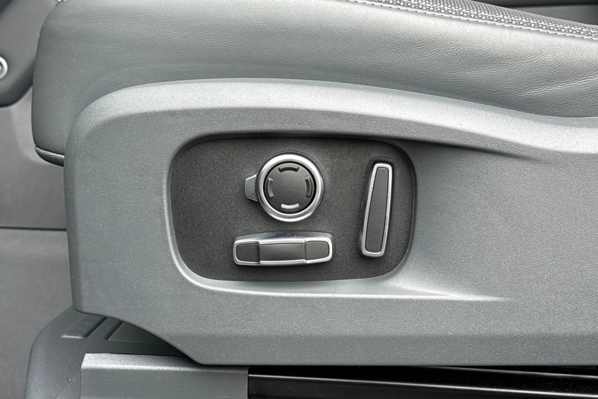 LAND ROVER DEFENDER thumbnail image number 60