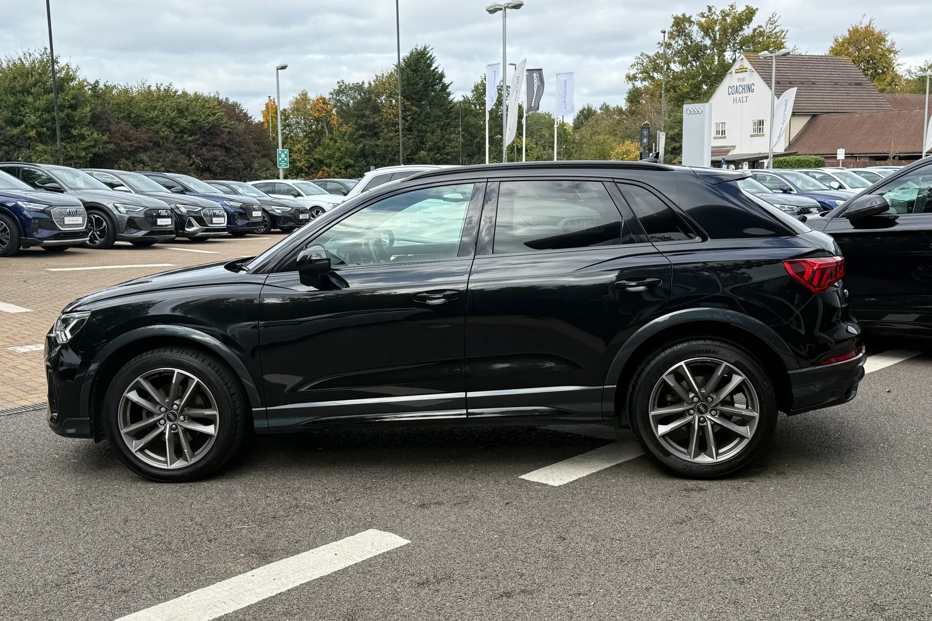 Audi Q3 thumbnail image number 12