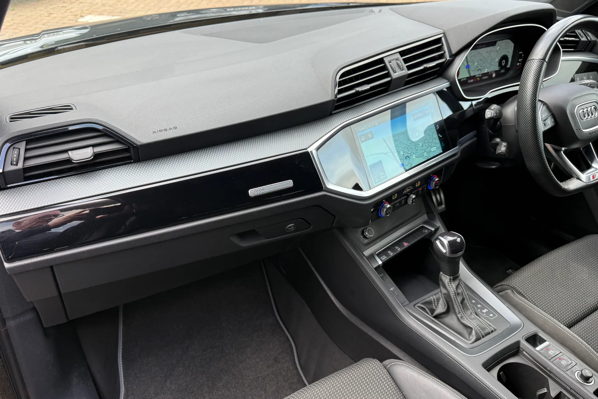 Audi Q3 thumbnail image number 15