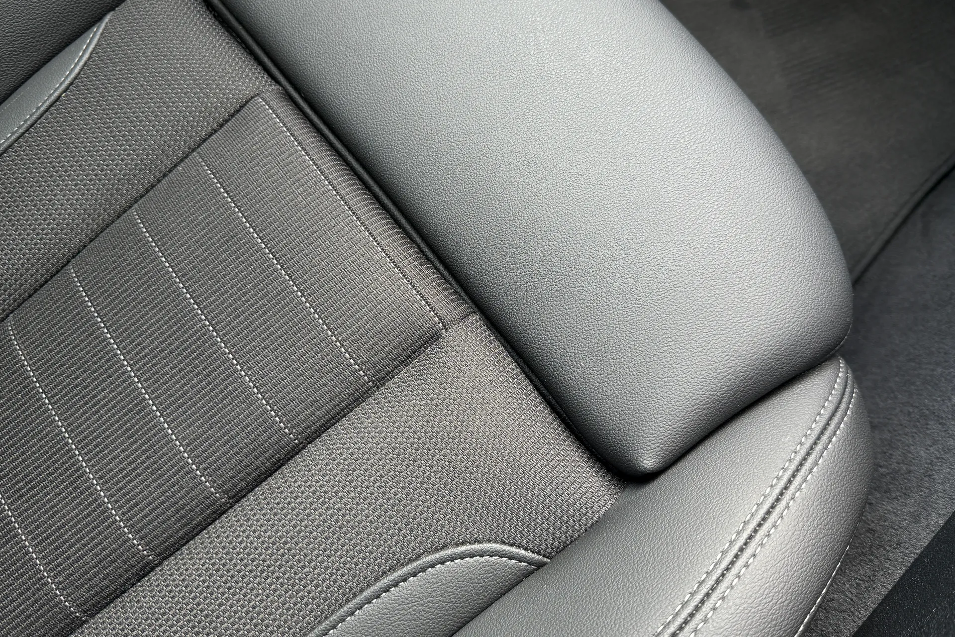 BMW I4 thumbnail image number 26